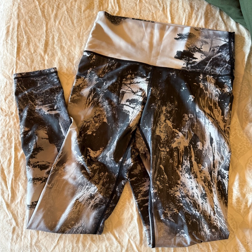 Yoga Democracy Winter Mountain Scene Leggings